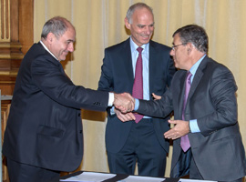 Jean-Louis Missika, Jacques Lewiner et Frédéric Vincent signent la convention de mécénat scientifique © Sylvain Modet / Nexans