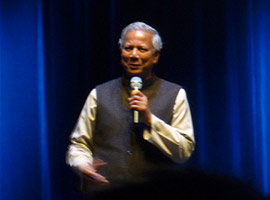 M. Yunus, Prix Nobel de la Paix, lors de la soirée de remise des prix. Crédits : ESPCI ParisTech
