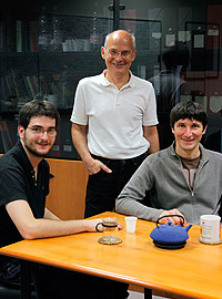 Ludwik Leibler et une partie de son équipe - Ludwik Leibler and part of his team © CNRS Photothèque / Cyril FRESILLON